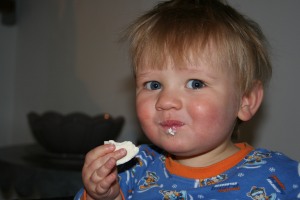 Un niño comiendo un quesito. / Foto: freepik.com
